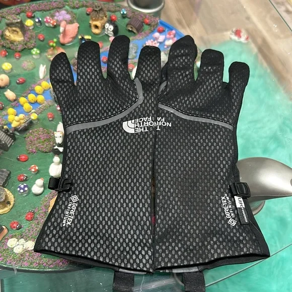 NORTH FACE TECH AND THERMAL GLOVES - Picture 3 of 3
